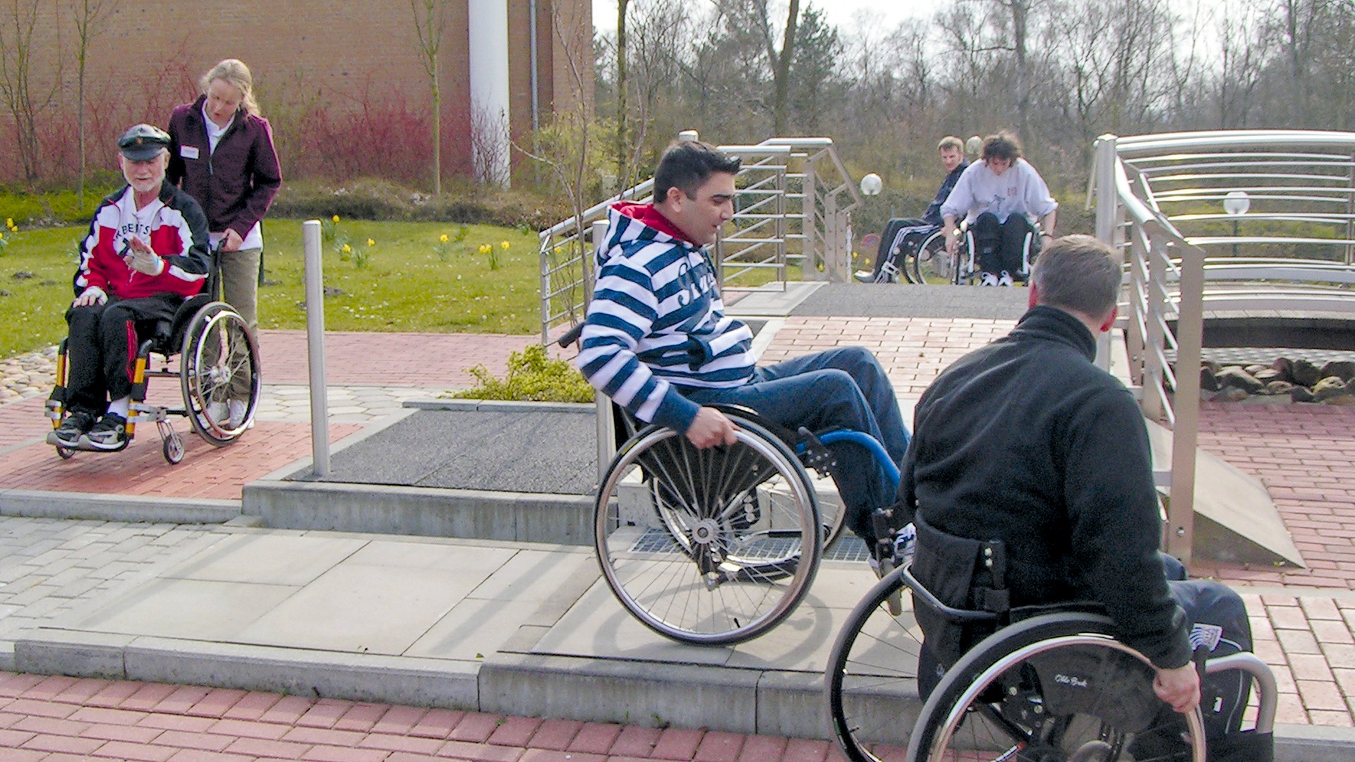 Rollstuhlfahrer*innen trainieren ihre Fertigkeiten auf einem Rollstuhlparcours