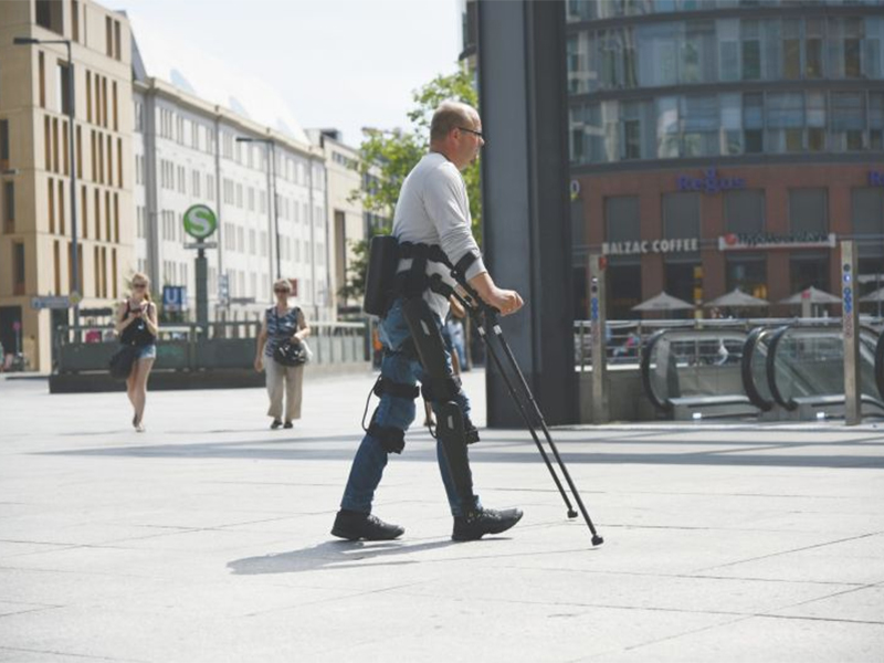 Mann mit einem Exoskellet | Foto: ReWalk