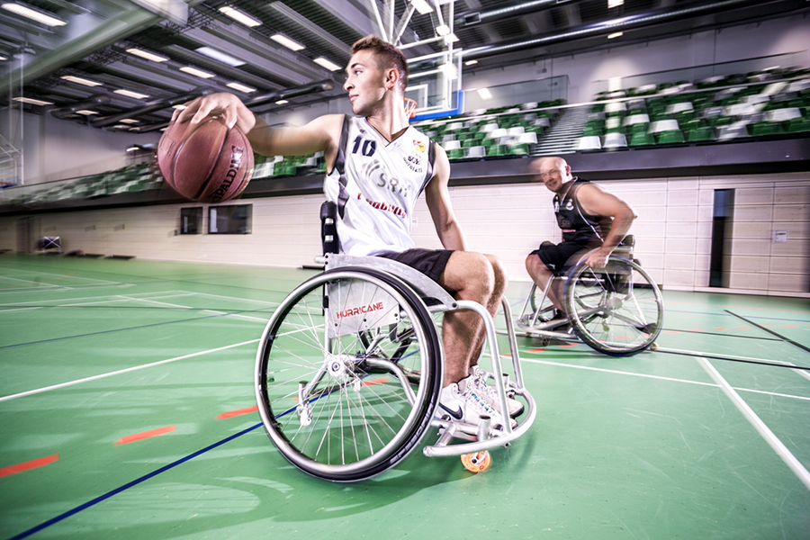 Zwei Rollstuhlfahrer spielen Rollstuhlbasketball | Foto: Meyra