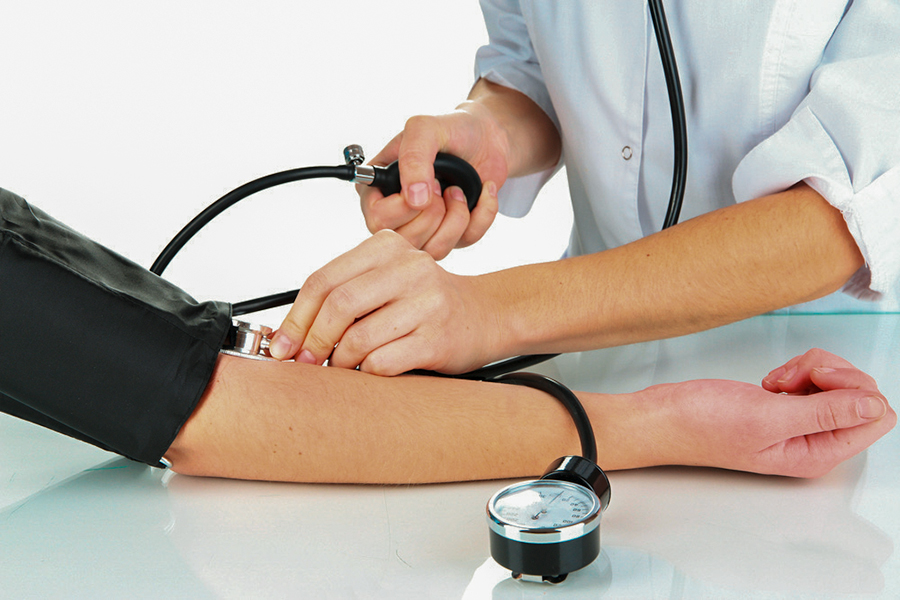 Arzt beim Blutdruckmessen