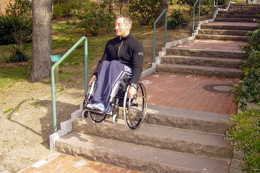 Rollstuhlfahrer fährt eine Treppe hinunter | Foto: DRS-Archiv