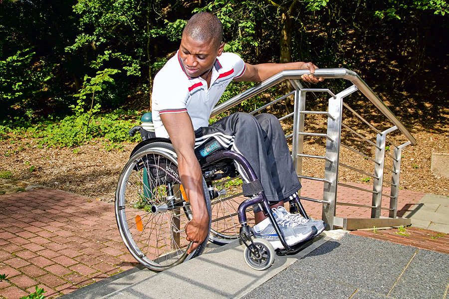 Rollstuhlnutzer Philip Opong beim Herunterfahren einer Treppe | Foto: Malte Wittmershaus
